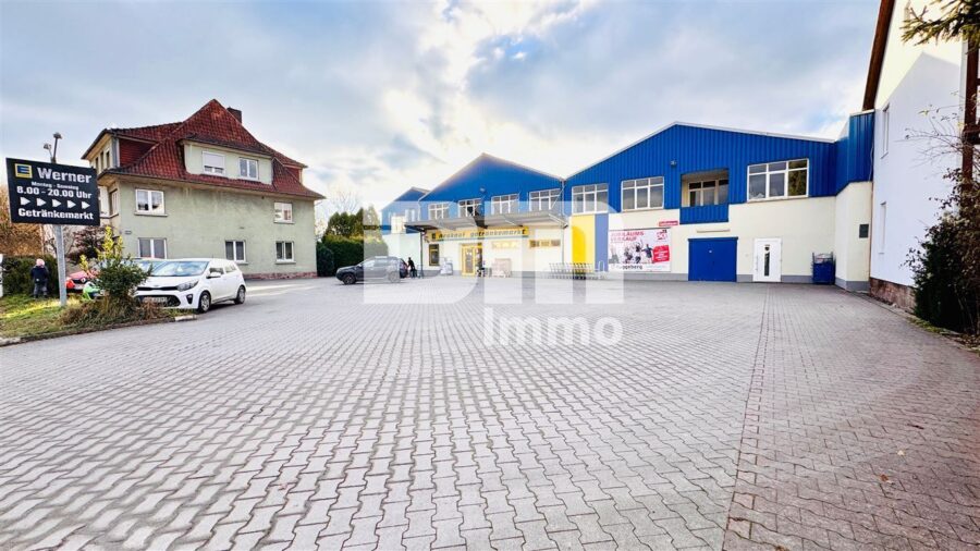 Modernisierter Gewerbekomplex (2 Gebäudeteile) mit langfristigem Mieter + freie Flächen im OG - Parkflächen vor dem Gebäude